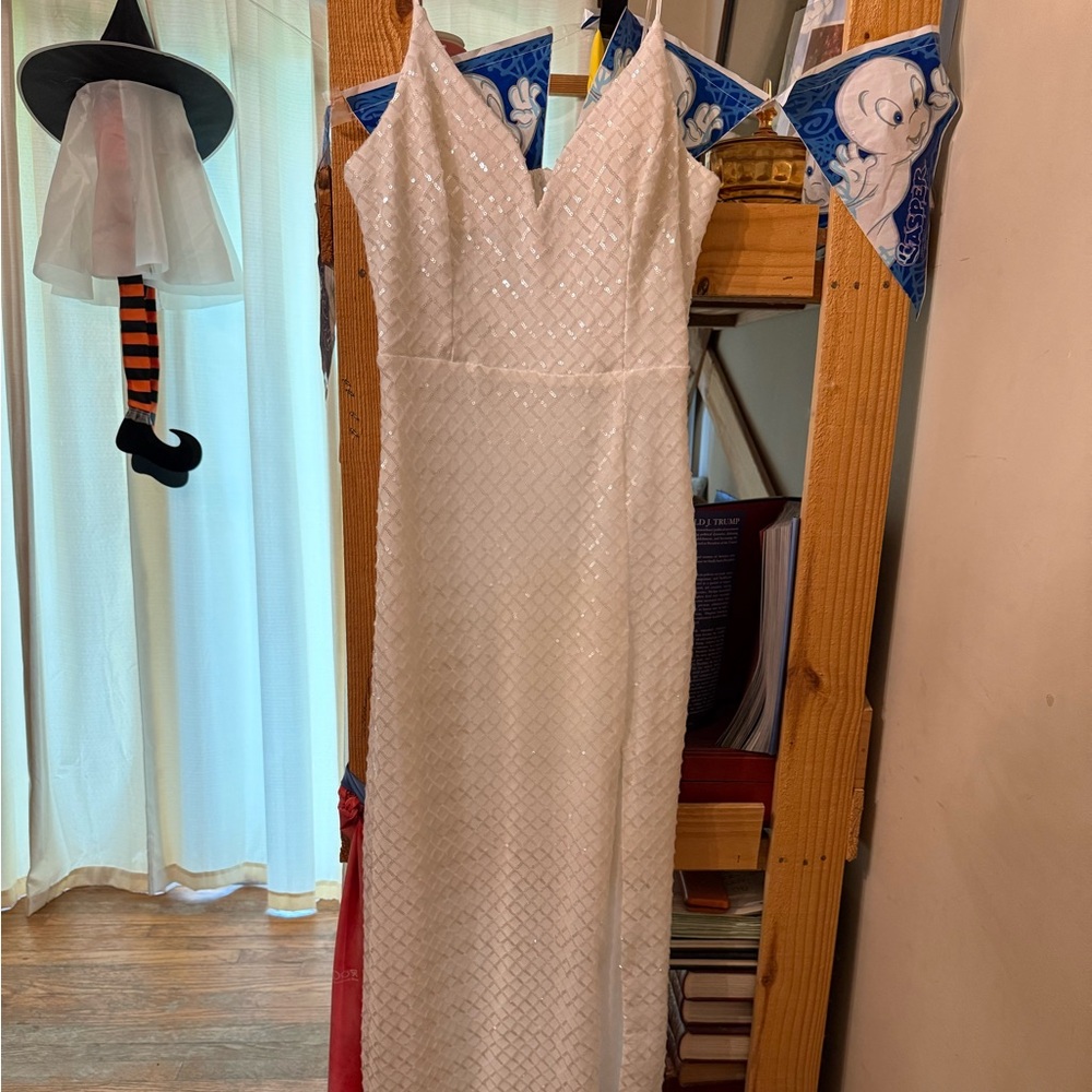 B. Smart White Sleeveless Wedding Dress
